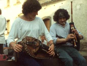 Remy Dubois (rechts), n van de beste doedelzakbouwers van deze tijd, en Lucette Spinoit op draailier, op een muzikantentreffen in Eveshausen (Duitsland), 1983
